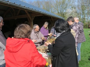 Stage Sol vivant, examen de la terre des stagiaires